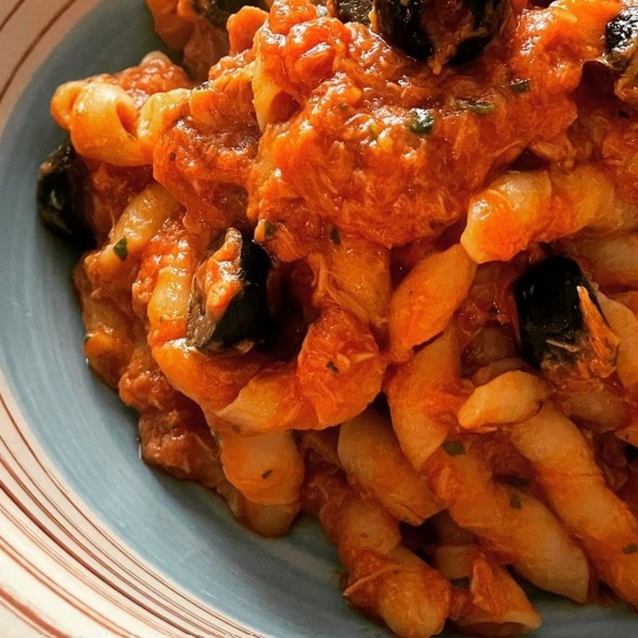 Busiate tonno, pomodoro e olive nere