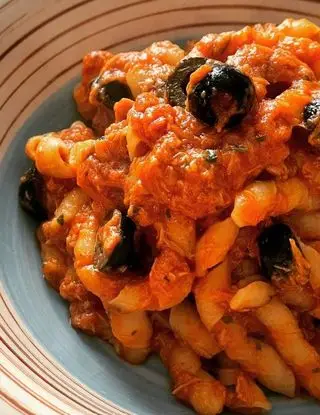 Ricetta Busiate tonno, pomodoro e olive nere di gessi_in_cucina