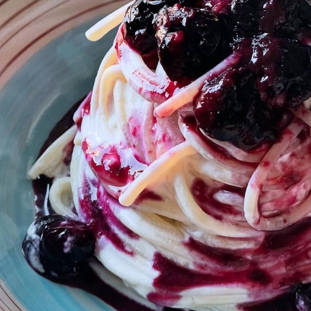 Spaghetti cremosi con Philadelphia e mirtilli