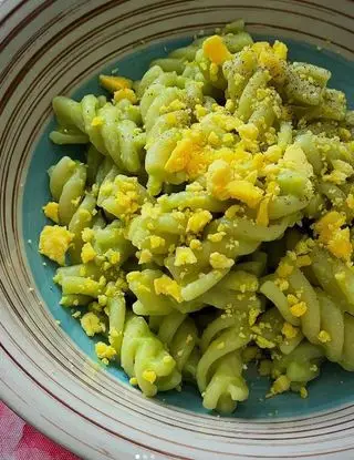 Ricetta Fusilli con crema di avocado e tuorlo sbriciolato di gessi_in_cucina