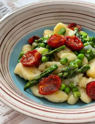 Ricetta Gnocchi di ricotta primaverili con asparagi, piselli e pomodorini confit di gessi_in_cucina