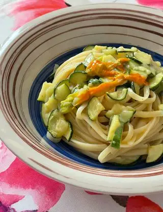 Immagine ricetta Pasta alla carbonara di zucchine e fiori di zucca