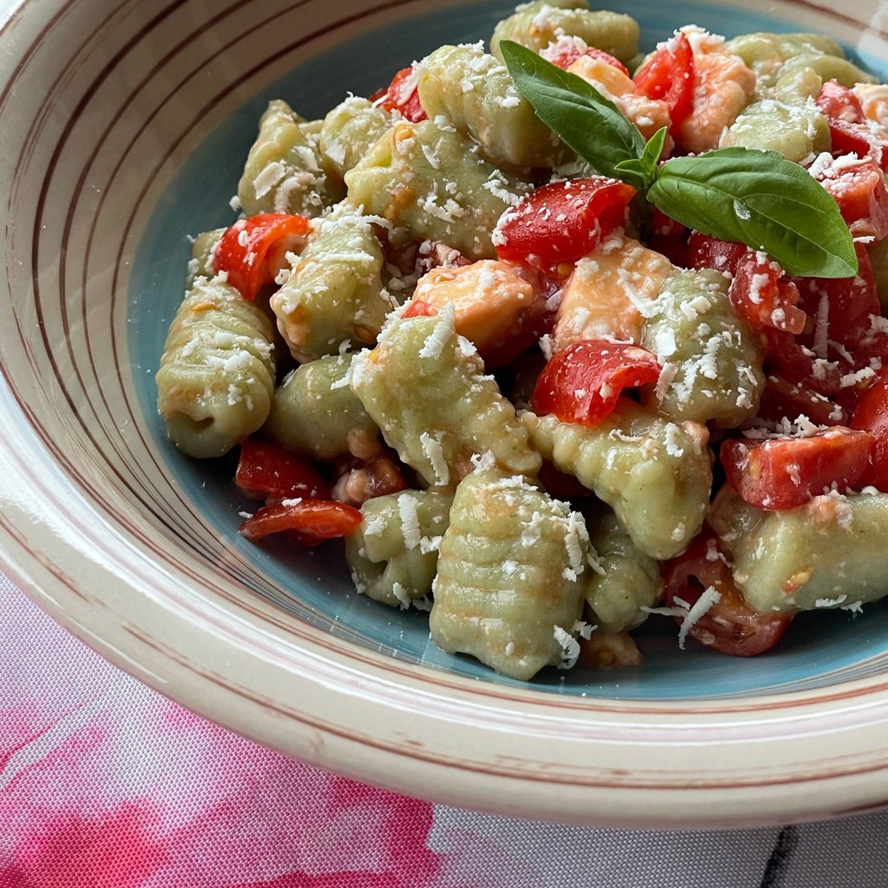 Gnocchi di ricotta e basilico alla crudaiola