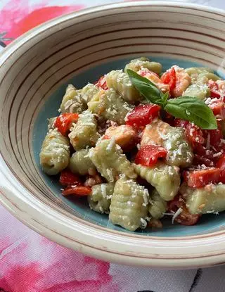 Ricetta Gnocchi di ricotta e basilico alla crudaiola di gessi_in_cucina