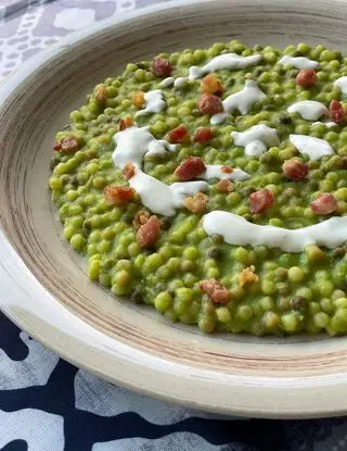 Immagine ricetta Fregola con crema di piselli e pancetta croccante