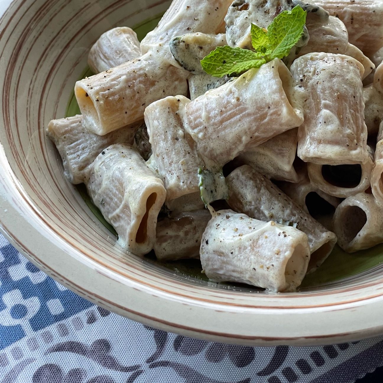 Mezze maniche integrali con crema di ricotta alla menta e zucchine