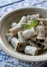 Ricetta Mezze maniche integrali con crema di ricotta alla menta e zucchine