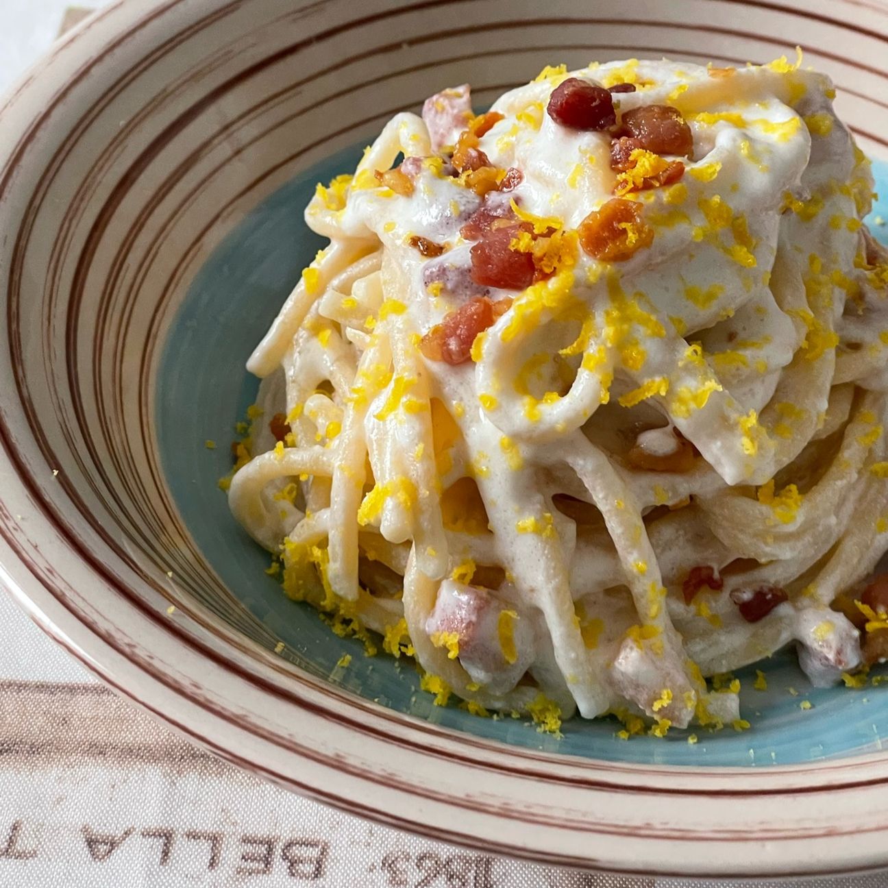 Spaghetti con crema di ricotta, pancetta affumicata e tuorlo marinato