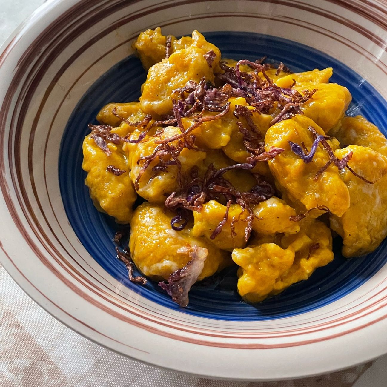 Gnocchi di zucca al cucchiaio con cavolo viola fritto