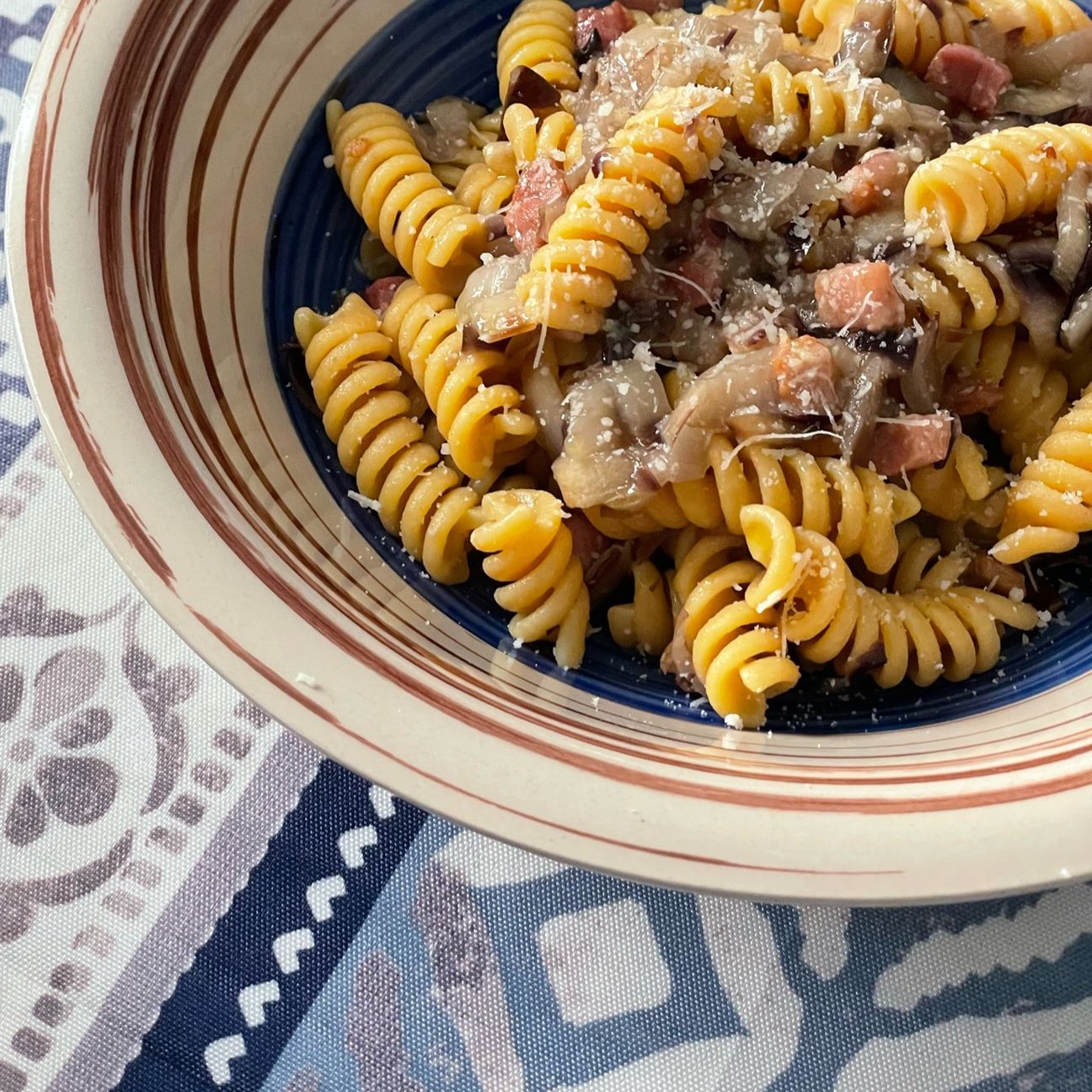 Fusilli con radicchio e pancetta affumicata