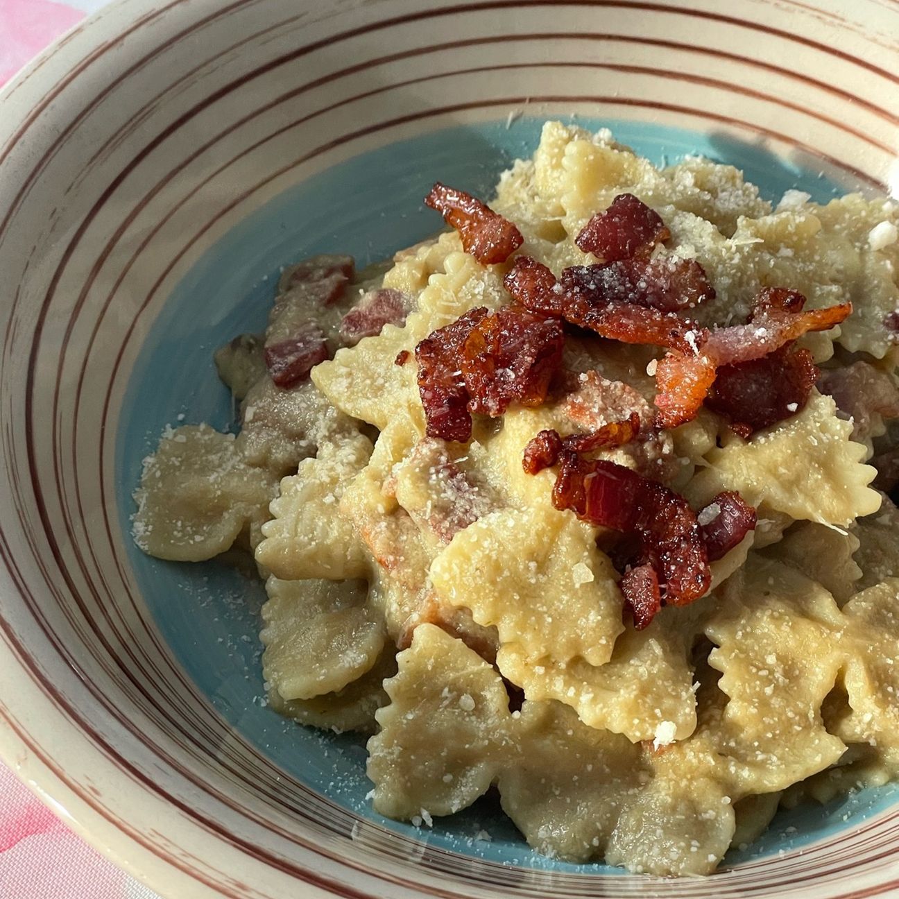 Farfalle con crema di carciofi e guanciale