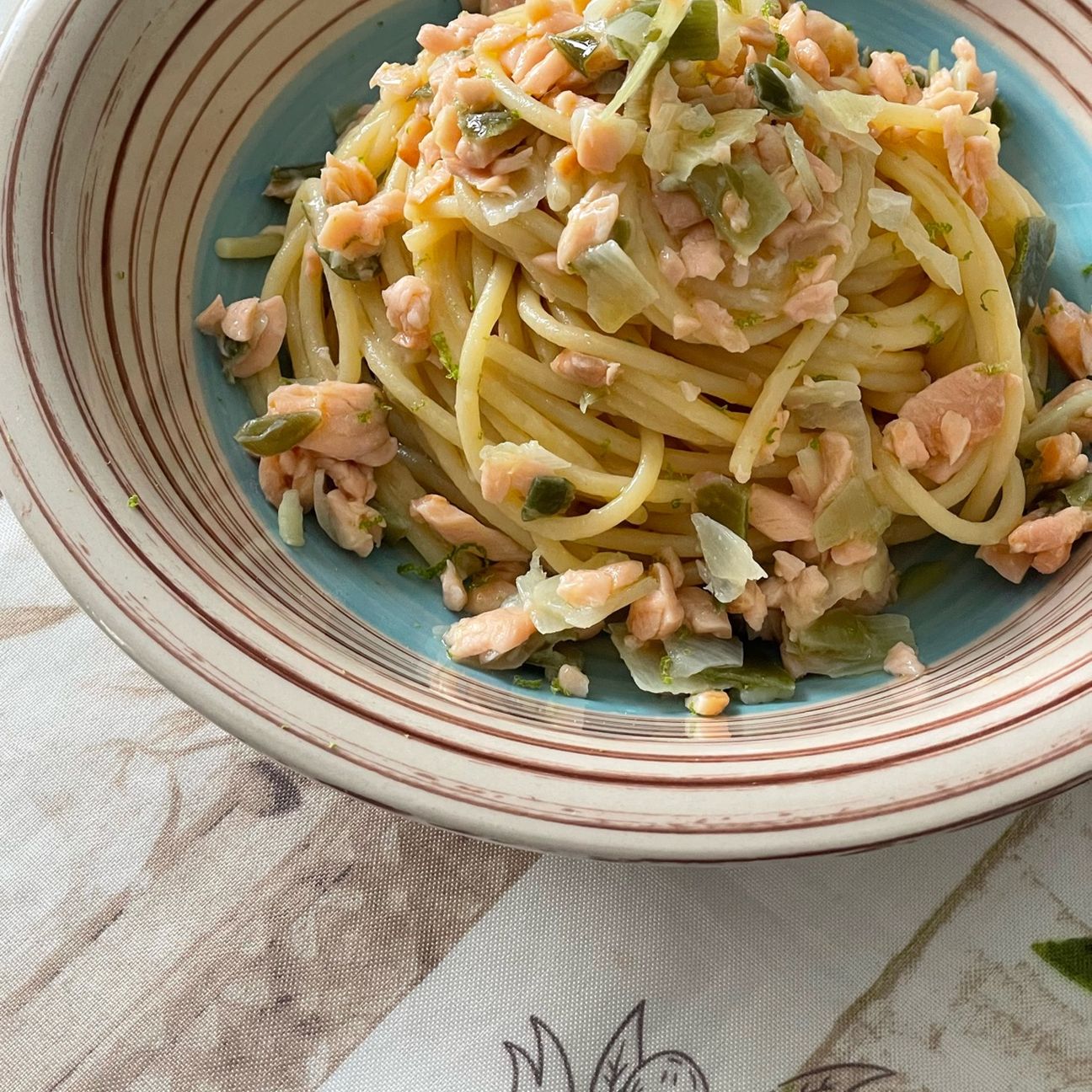 Spaghetti con salmone affimicato e porri al profumo di lime