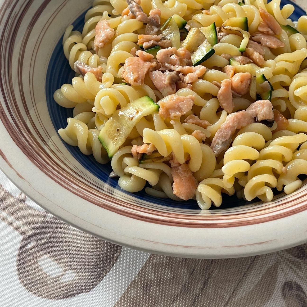 Fusilli con salmone affumicato e zucchine grigliate