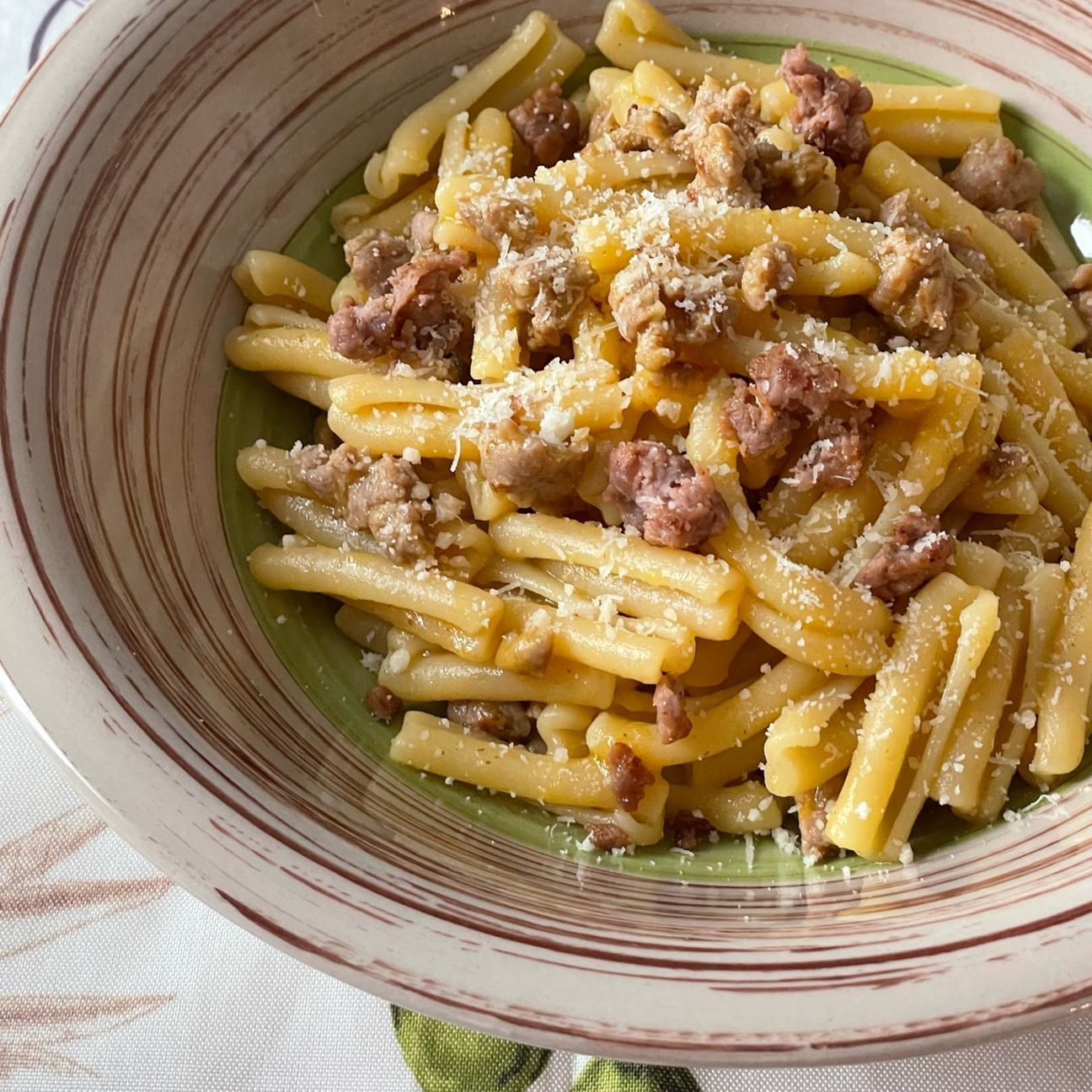 Caserecce con crema di peperone giallo e salsiccia