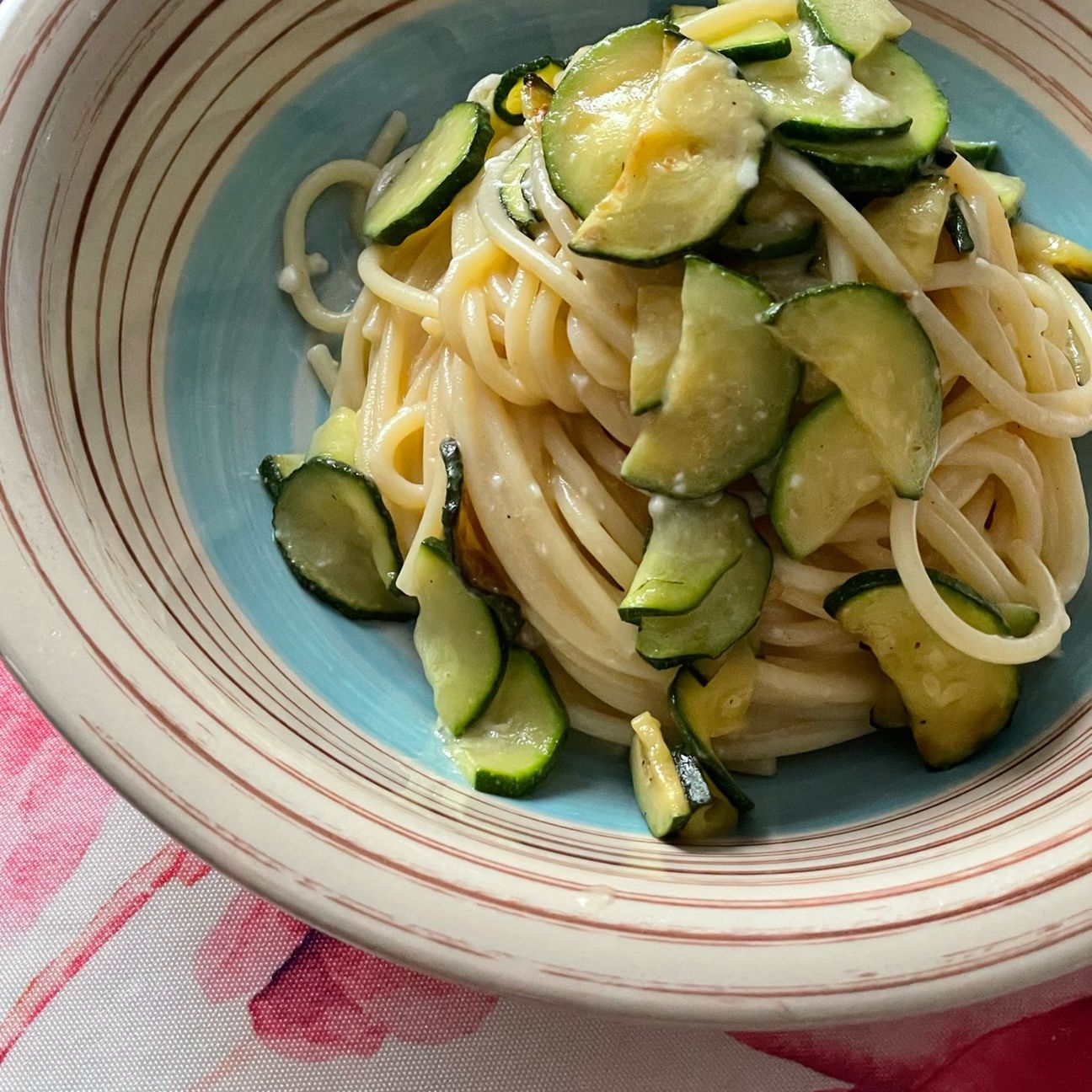 Spaghetti con zucchine e crema di burrata