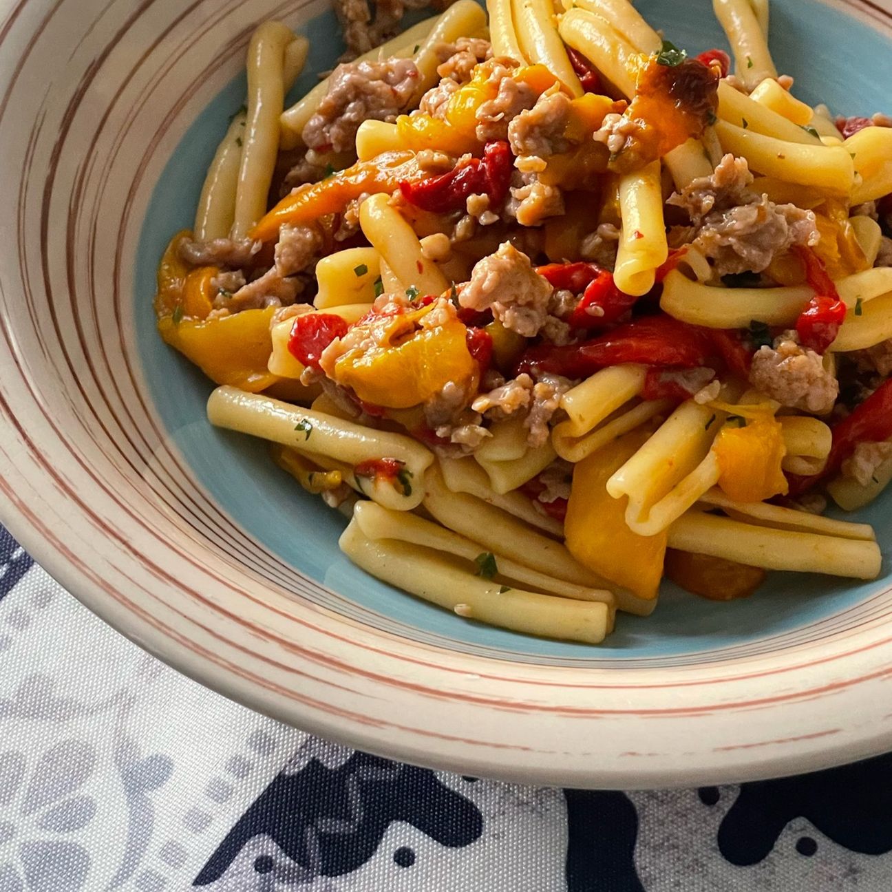 Pasta fredda salsiccia e peperoni