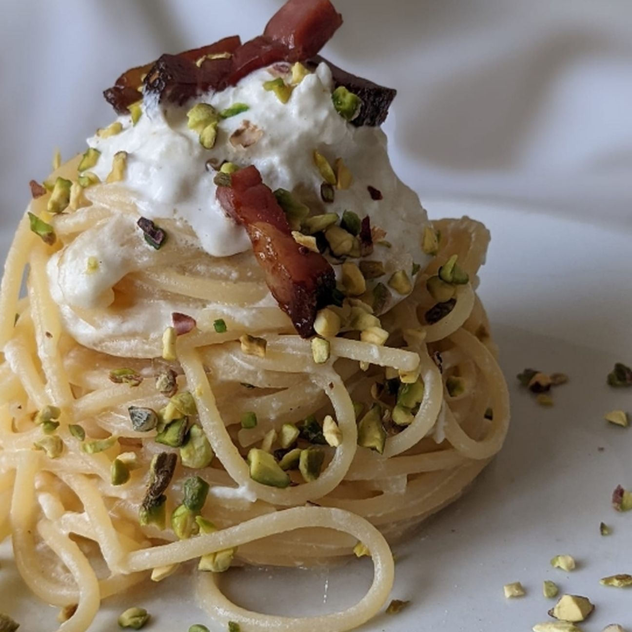 Pasta con speck, burrata e granella di pistacchi!