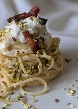 Ricetta Pasta con speck, burrata e granella di pistacchi!