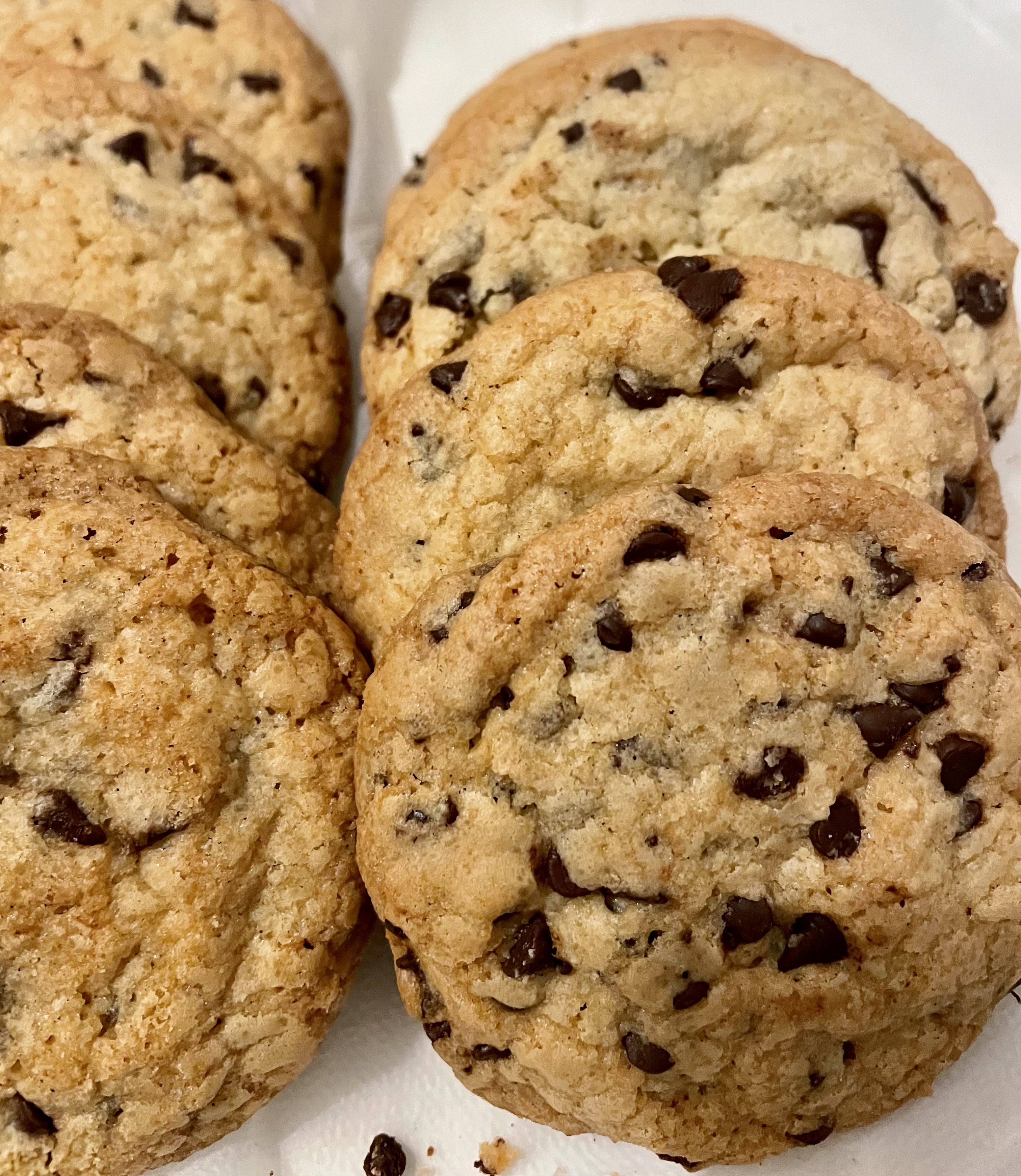 Biscotti cookie con gocce di cioccolato, cotti nel forno Ooni Volt — Ooni IT