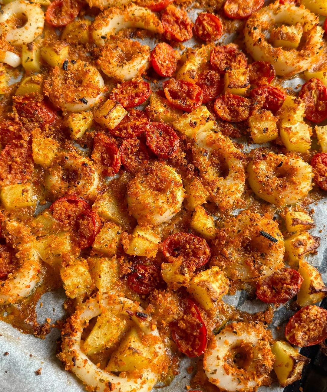 Calamari gratinati croccanti con patate e pomodorini