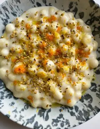 Ricetta Chicche di patate one pot con crema di grana padano, scorza di agrumi e granella di pistacchi di ilmiopiattoacolori