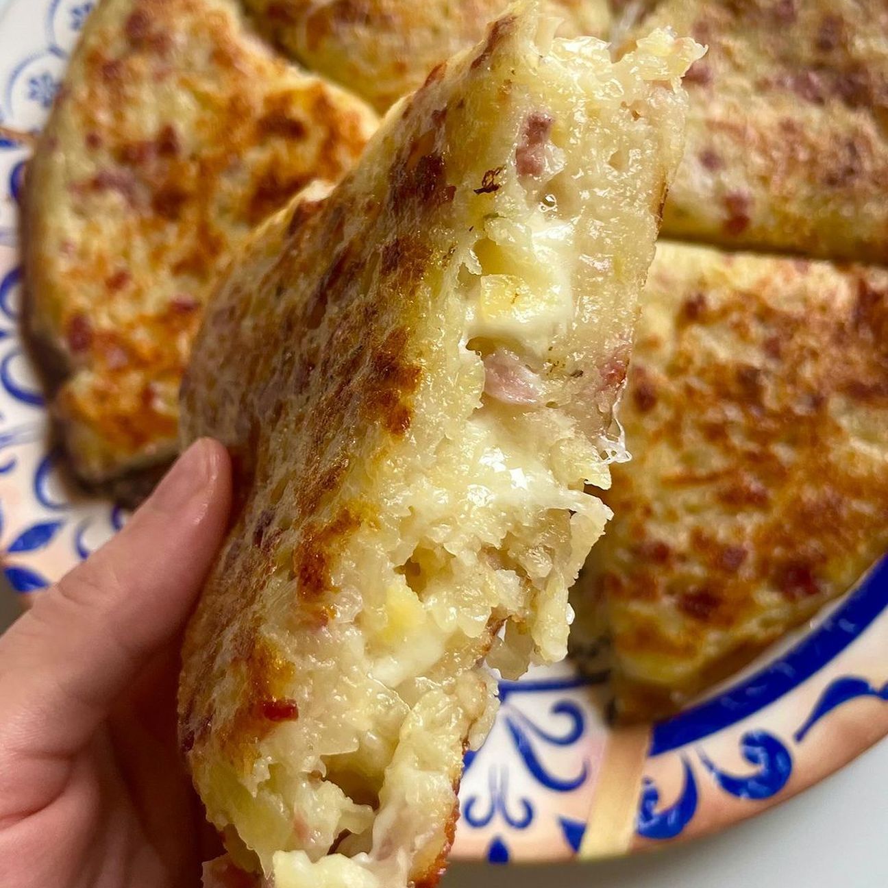 Torta salata di patate in padella con speck e scamorza