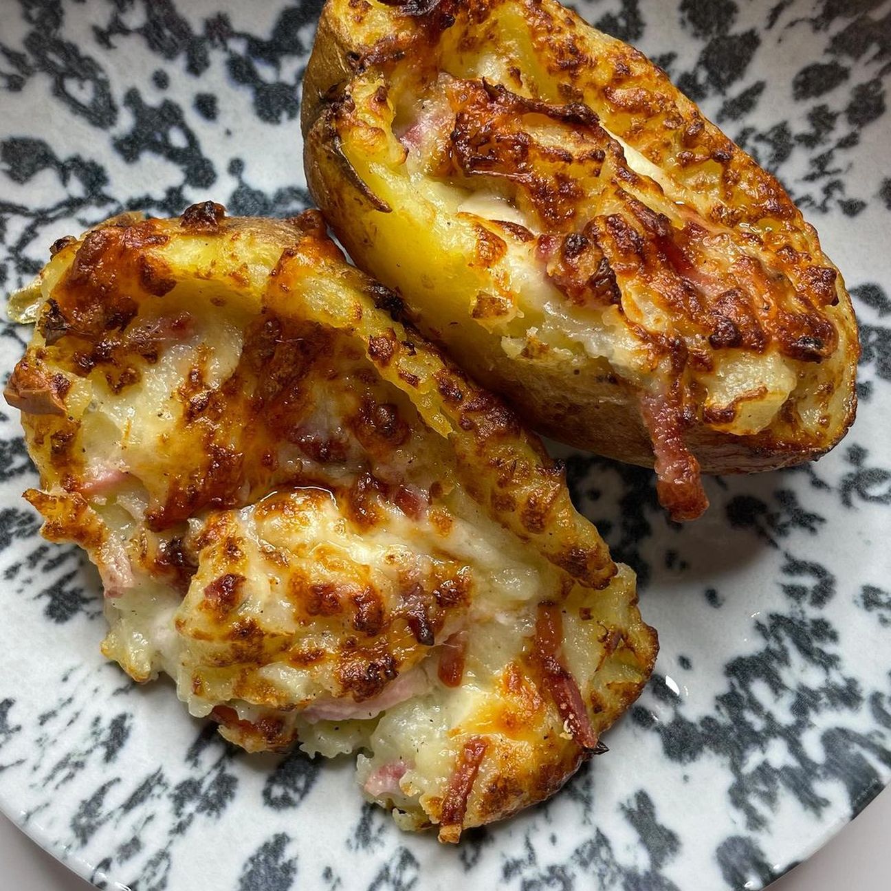 Patate ripiene cremose con formaggi e speck