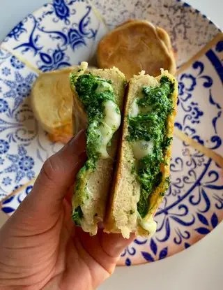 Ricetta Focaccine istantanee in padella ripiene di spinaci e mozzarella di ilmiopiattoacolori