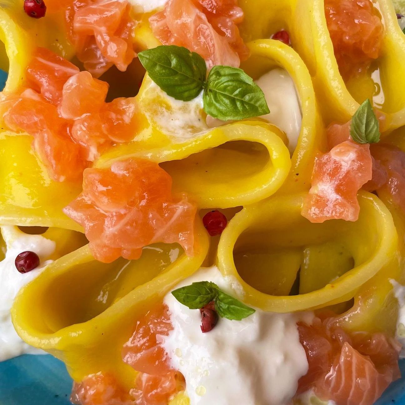 Crema di patate allo zafferano, stracciatella e tartare di salmone