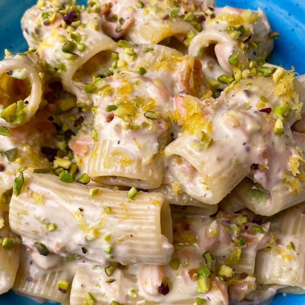 Crema al mascarpone e pistacchi, salmone affumicato e limone