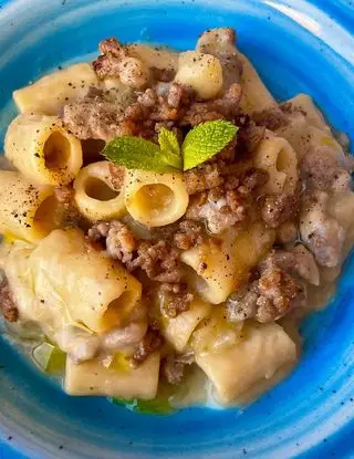 Ricetta Mezze maniche cremose con patate, salsiccia e scamorza di ilmiopiattoacolori