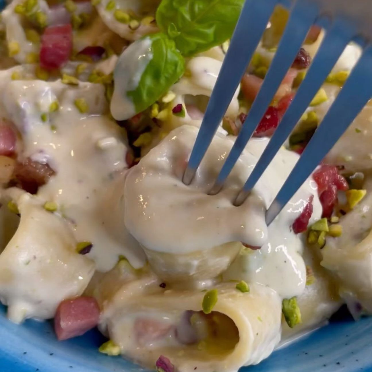 Calamarata cremosa con ricotta, pistacchi e speck croccante