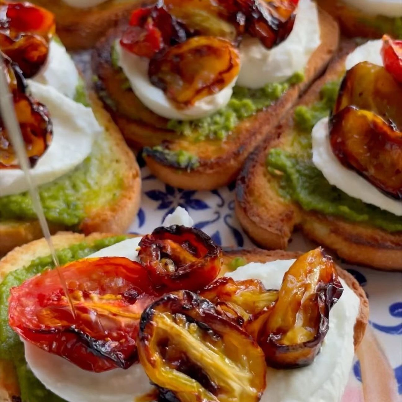 Bruschette sfiziose con pesto, mozzarella di bufata e pomodorini caramellati