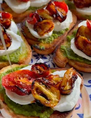 Ricetta Bruschette sfiziose con pesto, mozzarella di bufata e pomodorini caramellati di ilmiopiattoacolori