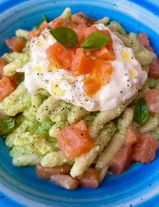 Ricetta Pesto di zucchine a crudo con burrata e tartare di salmone di ilmiopiattoacolori