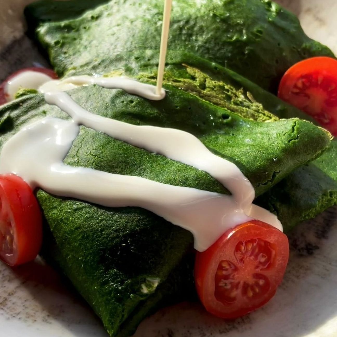 Crêpe di spinaci con salmone affumicato e formaggio spalmabile