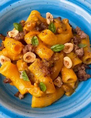 Ricetta Rigatoni con crema di zucca, salsiccia croccante e nocciole di ilmiopiattoacolori