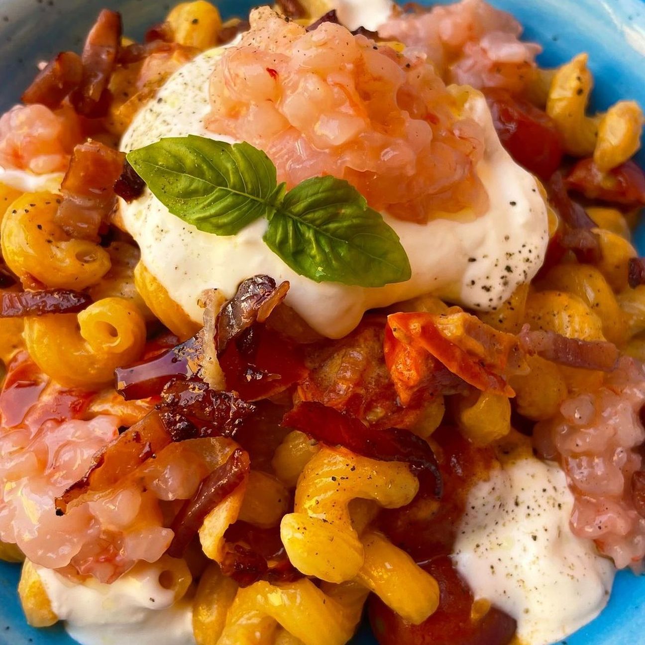 Pomodorini, speck, gamberi e stracciatella
