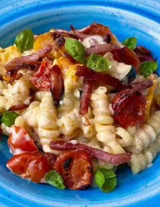Ricetta Fusilli cremosi con zucchine, pomodorini, robiola e speck croccante di ilmiopiattoacolori
