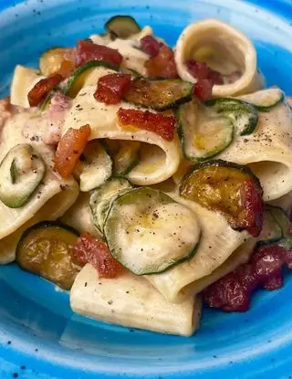 Ricetta Mezzi paccheri cremosi con robiola, pecorino, zucchine e guanciale croccante di ilmiopiattoacolori