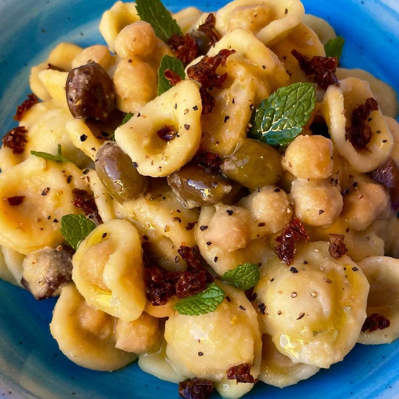 Orecchiette cremose con ceci, olive e pomodorini
