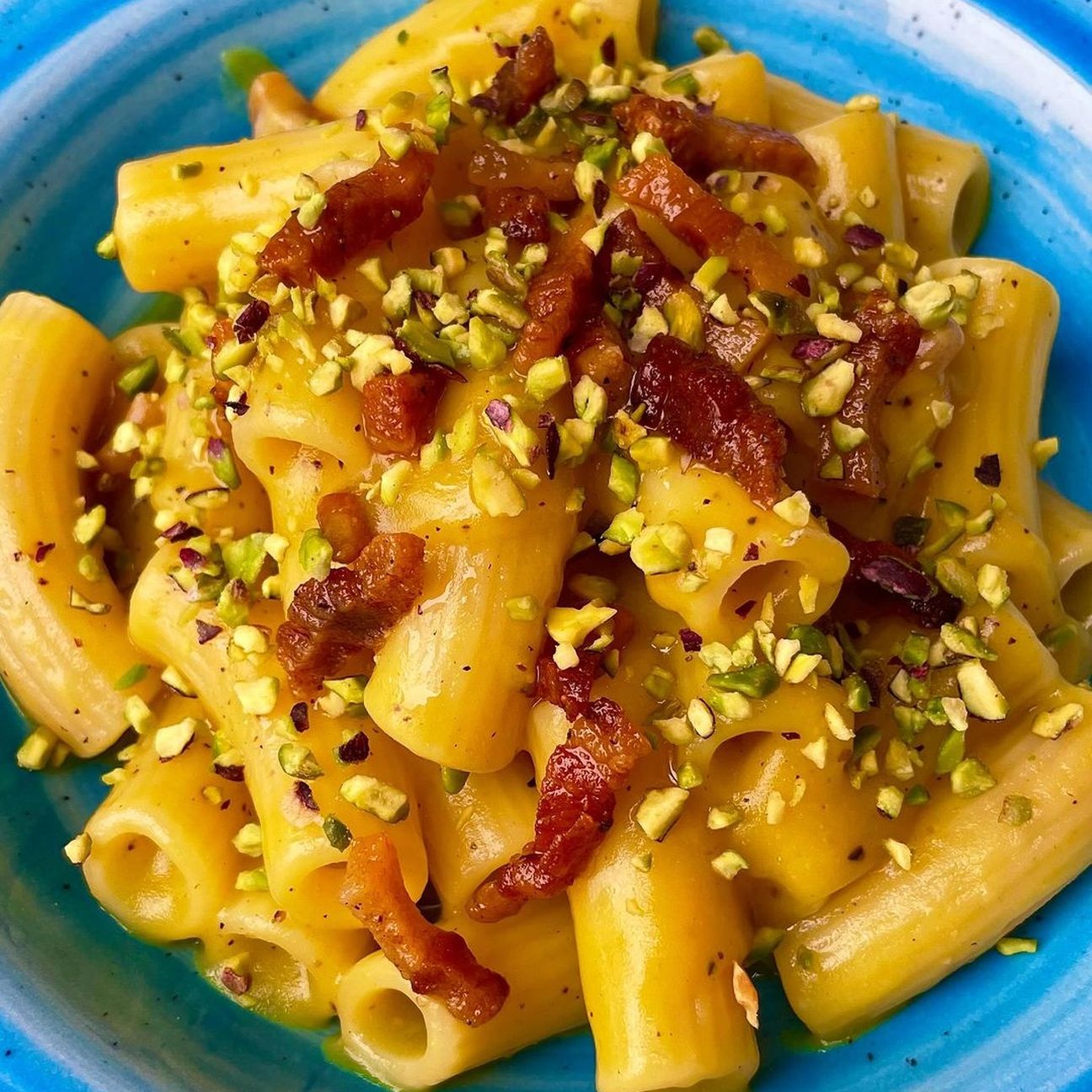 Rigatoni con crema di patate allo zafferano guanciale croccante e pistacchio
