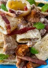 Ricetta Mezzi paccheri cremosi con ricotta, funghi e speck croccante