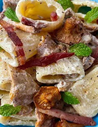 Ricetta Mezzi paccheri cremosi con ricotta, funghi e speck croccante di ilmiopiattoacolori