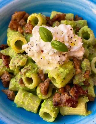Ricetta Mezze maniche cremose con piselli, stracciatella e salsiccia di ilmiopiattoacolori