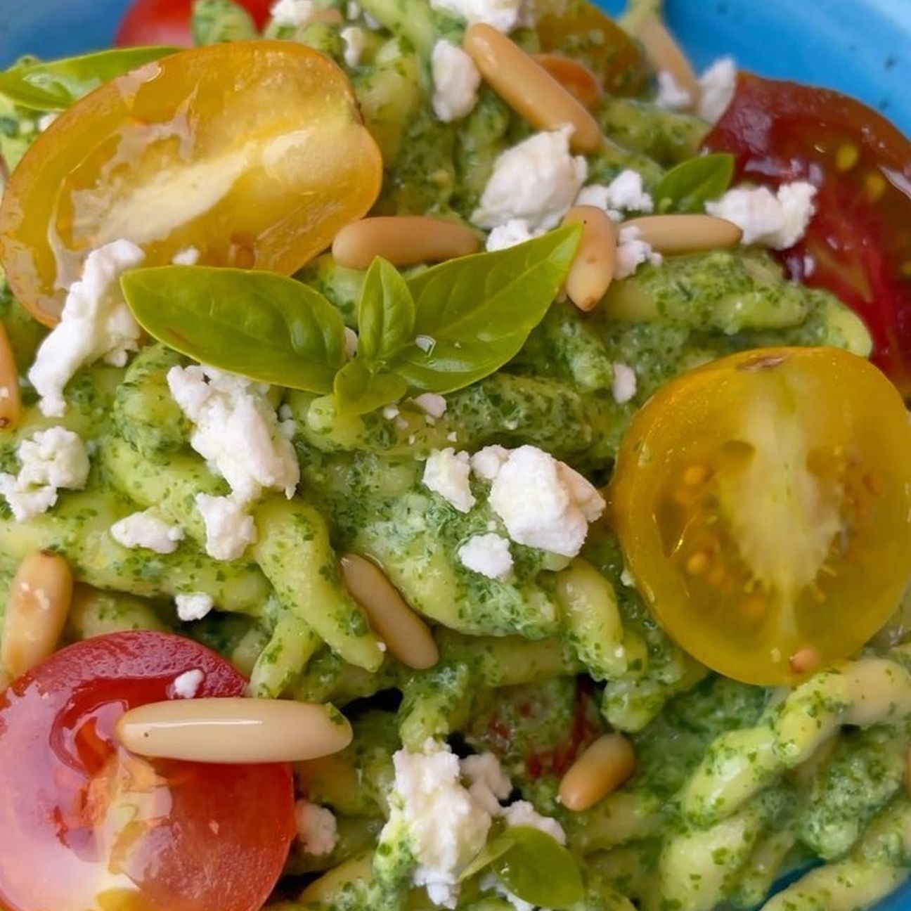Pesto di rucola, feta e pomodorini