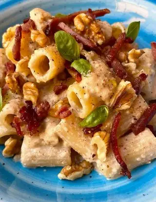 Ricetta Mezze maniche con ricotta, parmigiano, pepe nero, noci & speck croccante di ilmiopiattoacolori