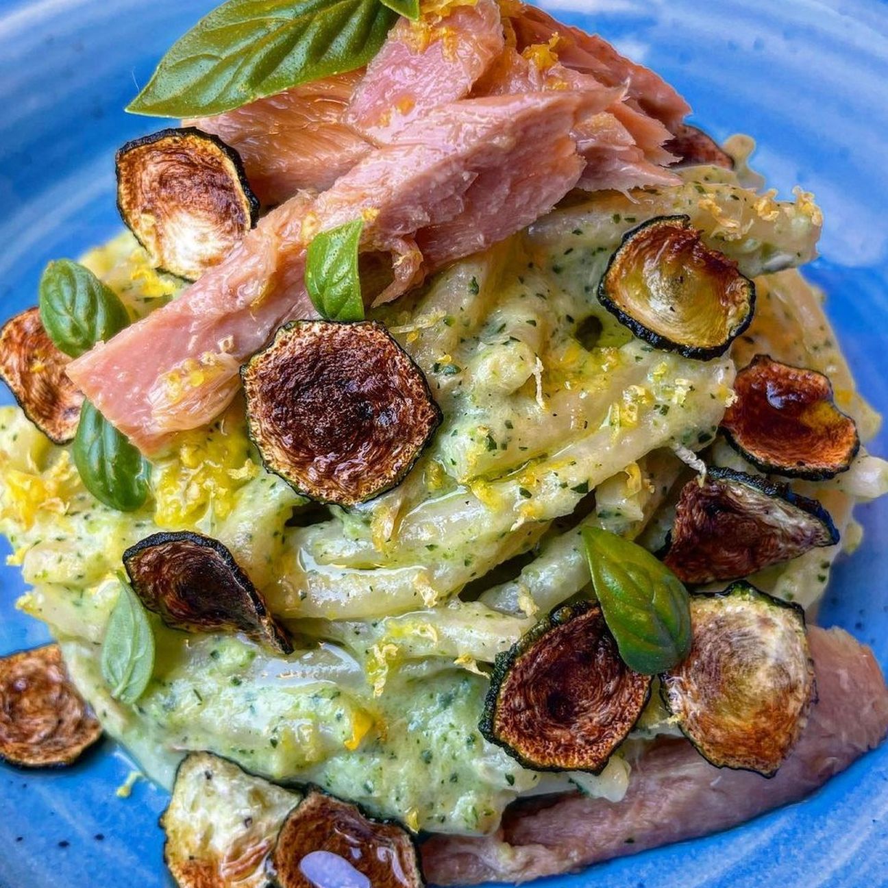 Zucchine, tonno e limone con chips di zucchina