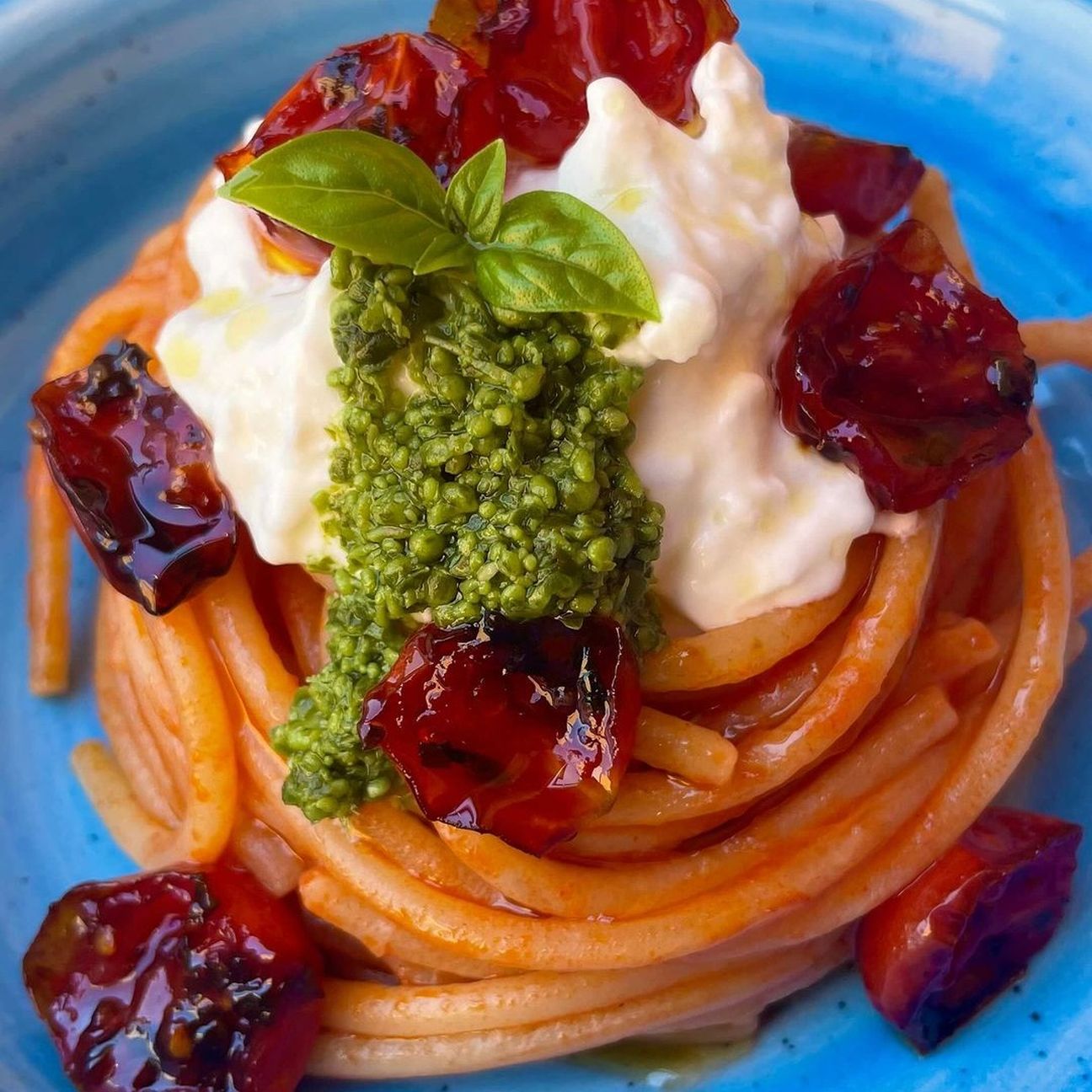 Pomodorini arrosto, burrata e pesto di basilico