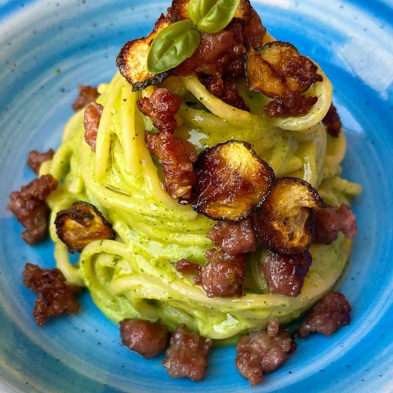Crema di zucchine, chips di zucchine, salsiccia e robiola